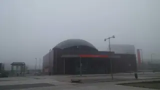 Niebla densa en esta mañana de domingo en Zaragoza. En la imagen, la estación del Portillo.