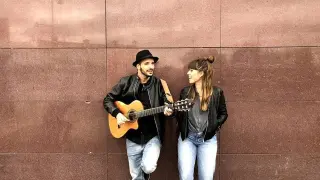 El dúo musical TéCanela, formado por Ariadna Rubio y Jano Fernández.