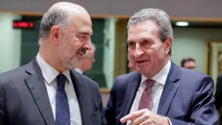 El comisario europeo de Asuntos Económicos, Pierre Moscovici, y el comisario europeo para los Presupuestos, Günter Oettinger.