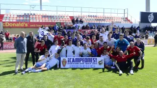El DH Juvenil del Real Zaragoza celebra el título en Reus.