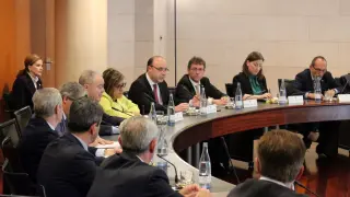 El diputado José Luis Gállego, del PSOE, durante su intervención en el pleno extraordinario.