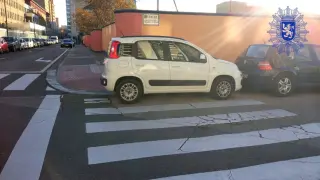 El vehículo mal estacionado en la calle de Vázquez de Mella.
