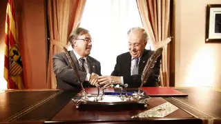 Ángel Dolado y José Manuel Etallo se dan la mano tras firmar el indulto de Semana Santa.