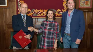 Carlos Ranera, presidente del CV Teruel, con la alcaldesa Emma Buj y el concejal Javier Domingo. J. Escudero