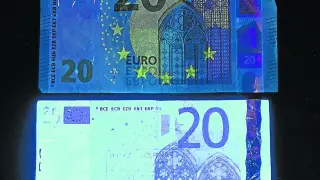 Una de las funciones de la Policía Científica es detectar un billete de 20 euros falsos.