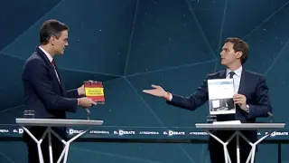 El líder de Cs regala al del PSOE su propia tesis y éste le regala el libro de Santiago Abascal, líder de Vox.