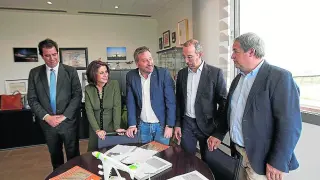Ibrahim, Buj y Soro, junto a otros miembros del Consejo Rector del Aeropuerto, el miércoles en Teruel.