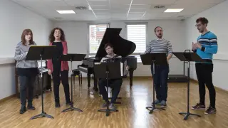 Vanesa García, Elena Ruiz, el acordeonista Ander Tellería, César Polo y Jorge Apodaca, durante el ensayo de ayer.
