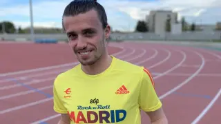 Carlos Mayo, en Zaragoza con la camiseta de la 10K de Madrid.