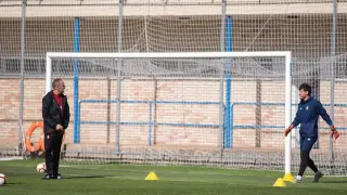 Cristian Álvarez habla con Víctor Fernández durante el último entrenamiento, en el que el portero ha sido foco de máxima atención para el técnico.