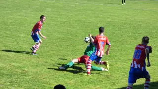 Un lance del partido entre el Barbastro y Jacetano.