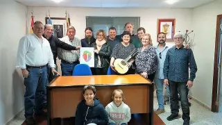Fotografía de familia tras el pleno de Lupiñén donde se aprobó el acuerdo.