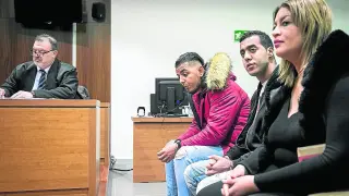 De rojo, Jamal Mounaji, sentado junto a Djamel Mehida y Wafa R., que ha sido absuelta.