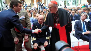 Pablo Casado saluda al cardenal arzobispo de Madrid, Carlos Osoro, en presencia de Ángel Garrido.