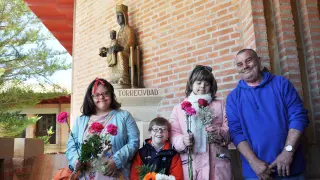 Un grupo de jóvenes realizó una ofrenda de flores a la Virgen.