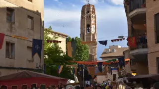 Ambientación de la Feria Mudéjar, con la torre al fondo.