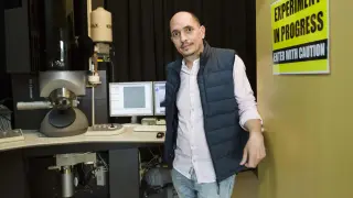 Alfonso Ibarra, junto a uno de los microscopios del Laboratorio de Microscopías Avanzadas.