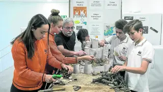 Alumnos del Colegio Internacional Ánfora preparando una exposición y un taller de monumentos de Aragón.