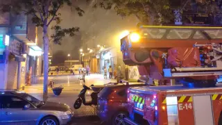 Los Bomberos atienden un incendio en el número 1 de la calle de Estepona.