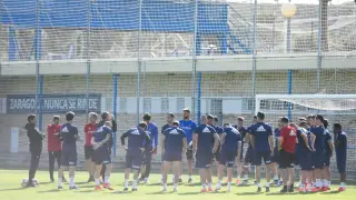 Víctor Fernández se dirige a la plantilla al inicio del último entrenamiento, en la tarde de este jueves en la Ciudad Deportiva, una charla que duró 8 minutos.