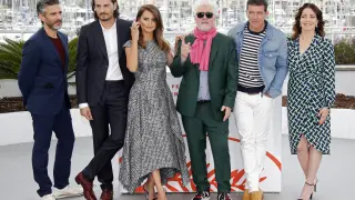 72nd Cannes Film Festival - Photocall for the film "Pain and Glory" (Dolor y Gloria) in competition - Cannes, France, May 18, 2019. Director Pedro Almodovar and cast members Penelope Cruz, Antonio Banderas, Leonardo Sbaraglia, Nora Navas and Asier Etxeandia pose. REUTERS/Jean-Paul Pelissier [[[REUTERS VOCENTO]]] FILMFESTIVAL-CANNES/PAIN AND GLORY