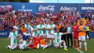 Los jugadores del Extremadura posan con su afición al fondo tras ganar 0-1 este sábado en el campo de Santo Domingo de Alcorcón.