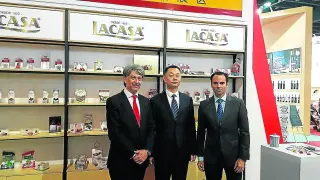 El director general de Chocolates Lacasa, Lucas Lacasa (dcha.) y el gerente de Arex, Fernando Fernández (izda.), en el expositor de Yiwu.