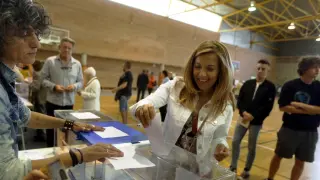 Ana Alós ha votado en el colegio Pedro I de Huesca.