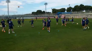 Ejercicios de 'futvoley' al inicio del primer entrenamiento de la semana del Real Zaragoza, este lunes en la Ciudad Deportiva.