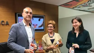 Alfredo Sancho, Maribel de Pablo y Mª José Sánchez, con las nuevas gaseosas ‘made in’ Benabarre.