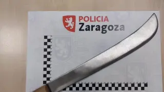 Cuchillo que los agentes encontraron en el asiento del conductor.