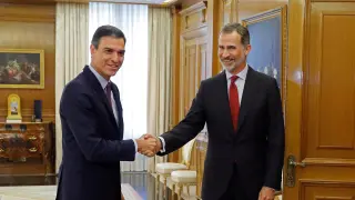 Felipe VI recibe al líder del PSOE, Pedro Sánchez, en la Zarzuela.