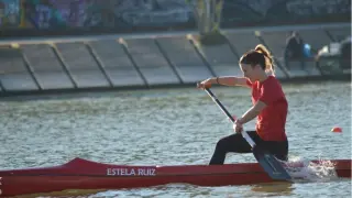 La zaragozana Estela Ruiz en acción con su canoa.
