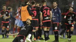 Los jugadores del Tenerife, el pasado martes a las 23.00, celebran por todo lo alto su salvación tras empatar 0-0 en Lugo y conocer sobre el césped del Anxo Carro la derrota del Majadahonda en Oviedo.
