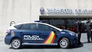 Un coche patrulla en la puerta de la estación de Delicias.