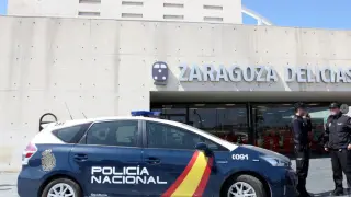 Un coche patrulla en la puerta de la estación de Delicias