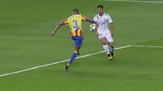 Mano involuntaria de Vezo, defensor del Valencia, en el Bernabéu. Este año no fue considerada penalti. A partir del 1 de julio, lo será.
