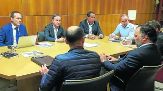 Consejeros del Real Zaragoza y directivos del club, reunidos en la mañana de este viernes.