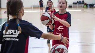 Unas niñas participan en uno de los campus de Escuelas del Basket Zaragoza del pasado verano