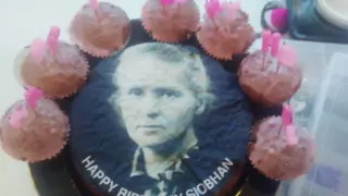 La tarta con el rostro de Marie Curie.