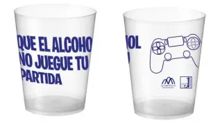 Los vasos llevan el lema de la campaña y un mando de videojuego.
