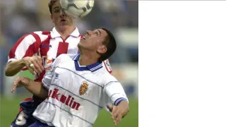 Fernando Torres, en pugna con Rebosio, en sus primeros pasos como profesional, en junio de 2001 en La Romareda.