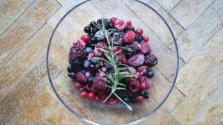 Las frutas pequeñas se pueden congelar sin hueso y peladas.