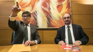Arturo Aliaga y Javier Lambán, en la firma del pacto de gobierno.