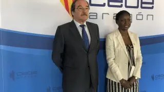 El director general de CEOE Aragón, Jorge Díez-Ticio, y la embajadora de Senegal en España, Mariame Sy, en la Jornada de este miércoles en CEOE Aragón