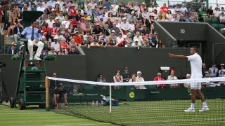 Kyrgios, próximo rival de Nadal, protesta una decisión al juez en Wimbledon.