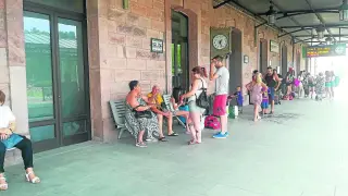 Viajeros en la estación ferroviaria de la capital turolense esperaban ayer para subir al tren con destino a Valencia.