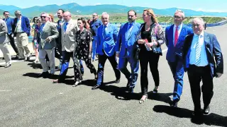 El ministro Ábalos paseó por el nuevo trazado junto al presidente de las Cortes, Javier Sada, y la consejera de Economía, Marta Gastón, además de otras autoridades aragonesas y de la provincia.