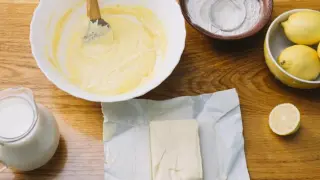 Ingredientes para hacer una tarta de limón.