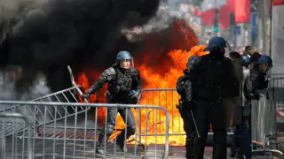 Enfrentamientos entre Policía y manifestantes en París el día de fiesta nacional de Francia.